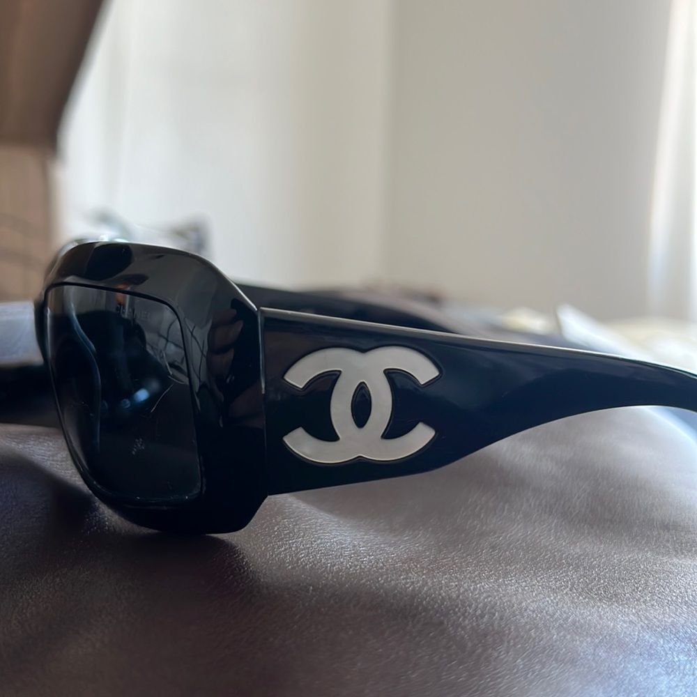 Vintage black Chanel sunglasses cc mother of pearl Used wear and some scratches